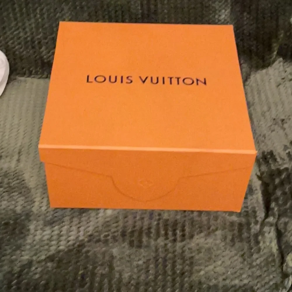Authentic LOUIS VUITTON Super Large magnetic  Pull on Box 12x12x6